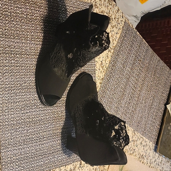 Black lace 2 1/2 inch heel shoe size 8 or 38 - Picture 1 of 4